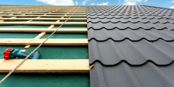 Технология устройства кровли из металлочерепицы: монтаж составных элементов системы