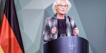 Bild: Глава минобороны Германии Ламбрехт решила подать в отставку