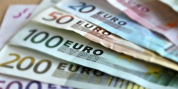 Доля евро в международных расчетах по итогам 2022 года уменьшилась до 36,34%