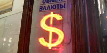 Финансист рассказал, как ЦБ РФ может повлиять на курсы рубля и доллара