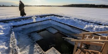 Глава Якутии окунулся в крещенскую купель в минус 53 градуса