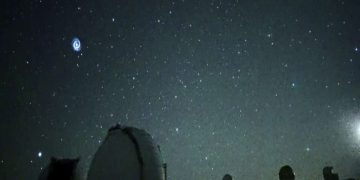 Камера запечатлела спираль в ночном небе после запуска ракеты SpaceX