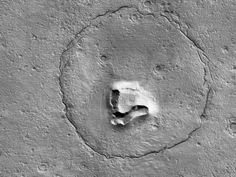 На Марсе сфотографировали рельеф, похожий на медвежью морду