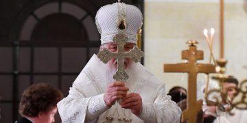 Патриарх Кирилл освятил воду в храме Христа Спасителя