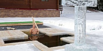 Песков не ответил, планирует ли Путин окунаться в купель на Крещение
