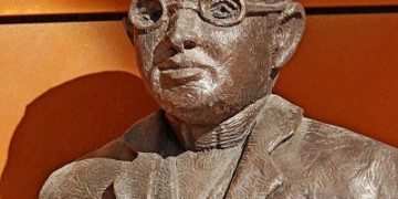 Восстановлено потерянное видео с Жоржем Леметром, отцом теории Большого взрыва