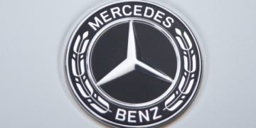 300 тысяч покупателей требуют с Mercedes-Benz компенсации за «обходчики» в моторах