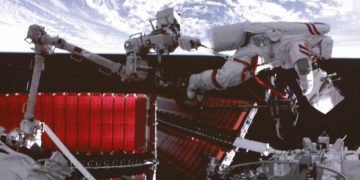 Экипаж китайской космической станции совершил выход в открытый космос