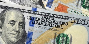 Экономист Рубини не исключил заката доллара в ближайшие 10 лет