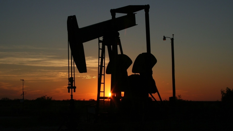 Февральская добыча нефти в России вернулась на досанкционный уровень