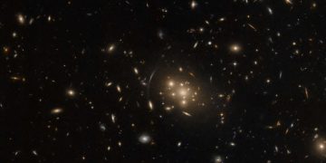 «Хаббл» наблюдает гравитационную линзу массивного скопления галактик