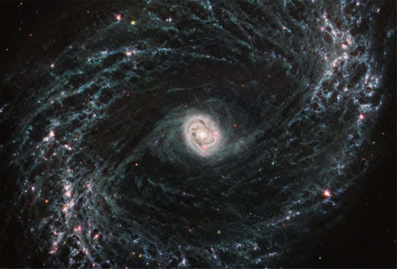 Космический телескоп Джеймс Уэбб наблюдает паутины из газа и пыли в близлежащих галактиках
