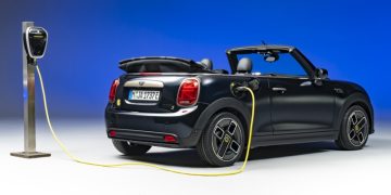 Mini Cooper SE стал первым товарным электрокабриолетом