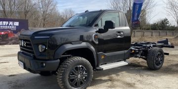 В Китае представили новый исполинский внедорожник от Dongfeng