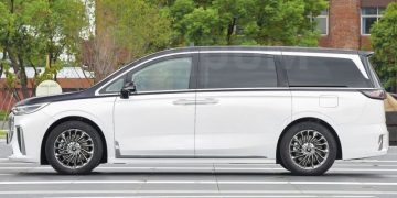 В России стартовали продажи люксового бизнес-вэна Voyah