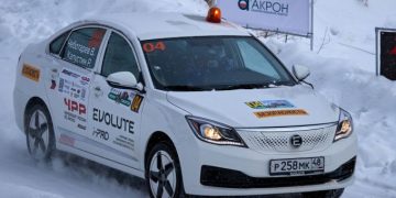 ВИДЕО: электромобиль Evolute отжигает на раллийной трассе