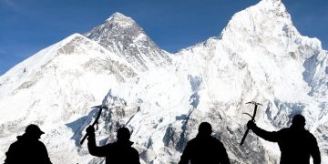 Альпинисты перепачкали Эверест чрезвычайно стойкими микробами