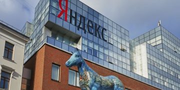 Экономист Беляев оценил риски обвала «Яндекс» и Ozon после делистинга акций