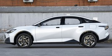 Электрический седан Toyota начали продавать, он на 35% дешевле Tesla Model 3