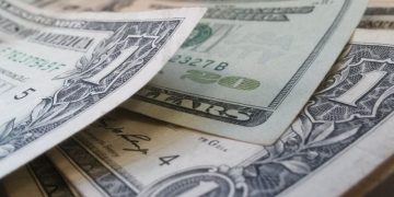 FT: американцы начали переводить деньги на счета крупных банков США