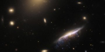 «Хаббл» наблюдает за галактикой JW100