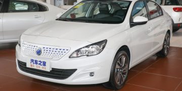 На российский рынок выходит электрический Peugeot 408
