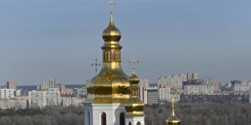 В УПЦ рассказали о «почерневших» крестах на храме Киево-Печерской лавры