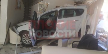 ВИДЕО: Opel влетел в окна коттеджа на Ставрополье