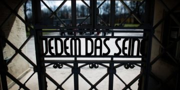 Израиль почтил память жертв Холокоста двухминутной сиреной