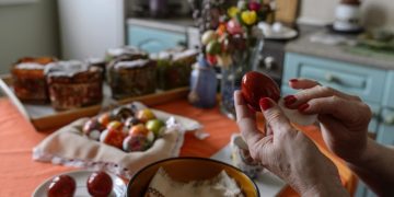 Как покрасить яйца к Пасхе: традиционные и оригинальные способы