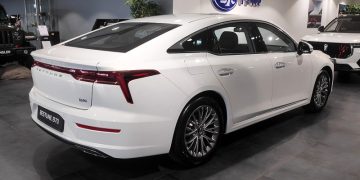 На российский рынок вышел лифтбек FAW Bestune B70