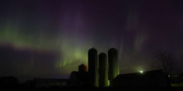 Ослепительные полярные сияния возникли из-за мощной солнечной бури