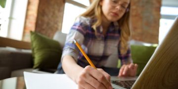 Рекордное сокращение численности рабочей молодежи наблюдается в России по итогам 2022 года