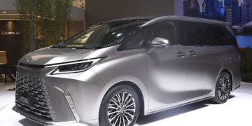 Роскошный вэн Lexus LM второго поколения: много фото