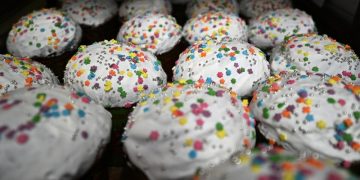 Роспотребнадзор дал советы, как выбрать яйца, творог и куличи к Пасхе