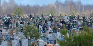 Священник призвал не оставлять еду на могилах во время Радоницы