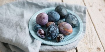 Священник рассказал, что делать со скорлупой освященных на Пасху яиц