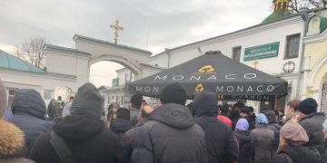 У Киево-Печерской лавры собрались верующие