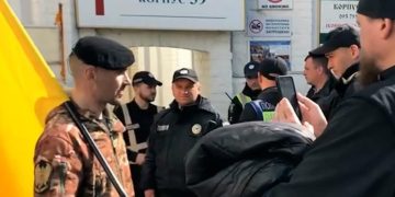 У Лавры в Киеве произошел конфликт провокатора и гражданина Швейцарии