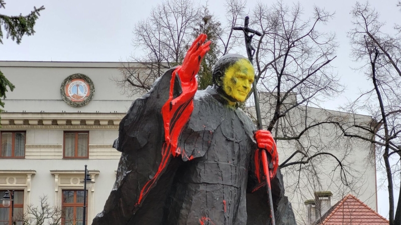 В Польше осквернили памятник Иоанну Павлу II
