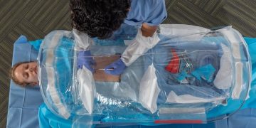 Герметичная мини-операционная SurgiField уже спасает человеческие жизни