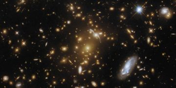 «Хаббл» запечатлел скопление галактик eMACS J1823.1+7822
