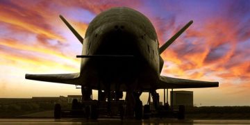 Китайский многоразовый космический самолет приземляется после 276 дней пребывания на орбите