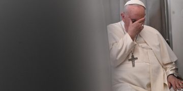 Папа Римский вернулся к работе после недомогания