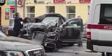 Правительственный Aurus попал в серьезное ДТП в Москве