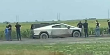 Прототип Tesla Cybertruck опозорился на легком бездорожье