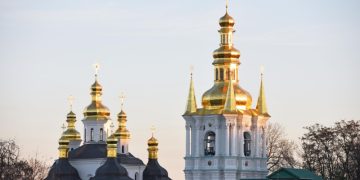Суд на Украине открыл производство по иску наместника лавры к Зеленскому