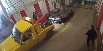 В Москве вор на эвакуаторе увел суперкар Lamborghini, но его поймали (ВИДЕО)