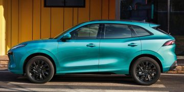 В России появилась марка Forthing: кроссовер и минивэн