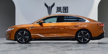 В России стартовали официальные продажи крутого конкурента Tesla Model S